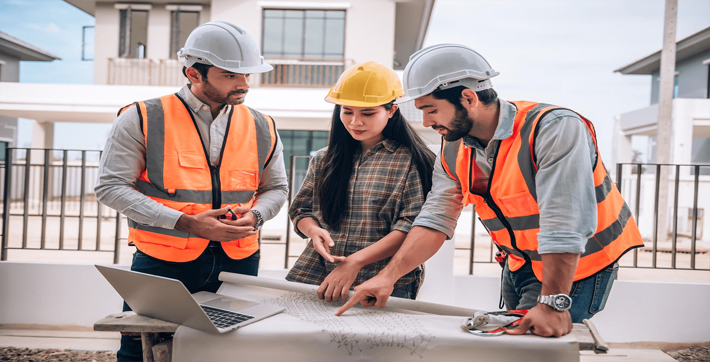 Équipe examinant les plans d’un projet de construction