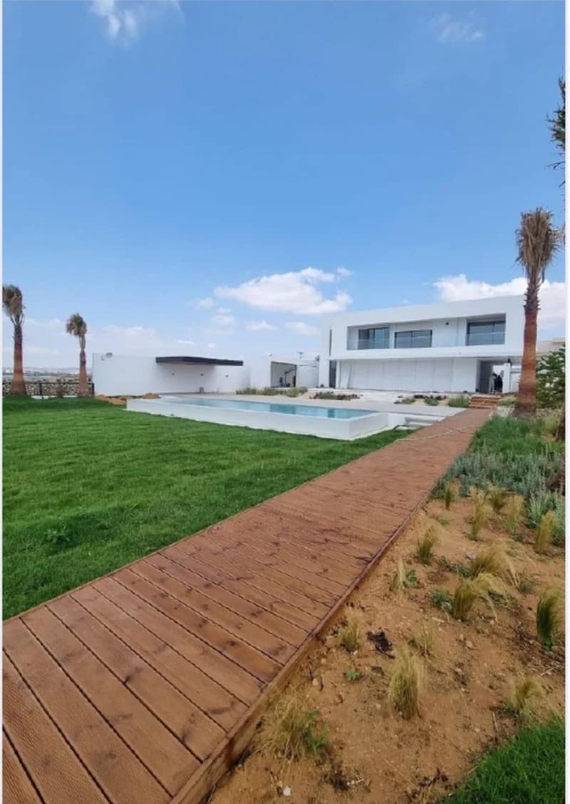 Jardin paysager avec terrasse, cheminement et piscine