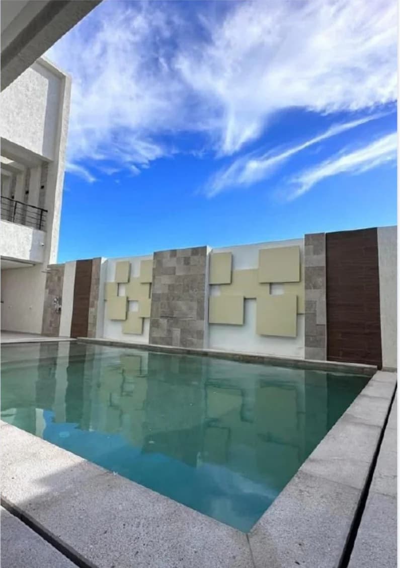 Piscine avec mur extérieur décoratif