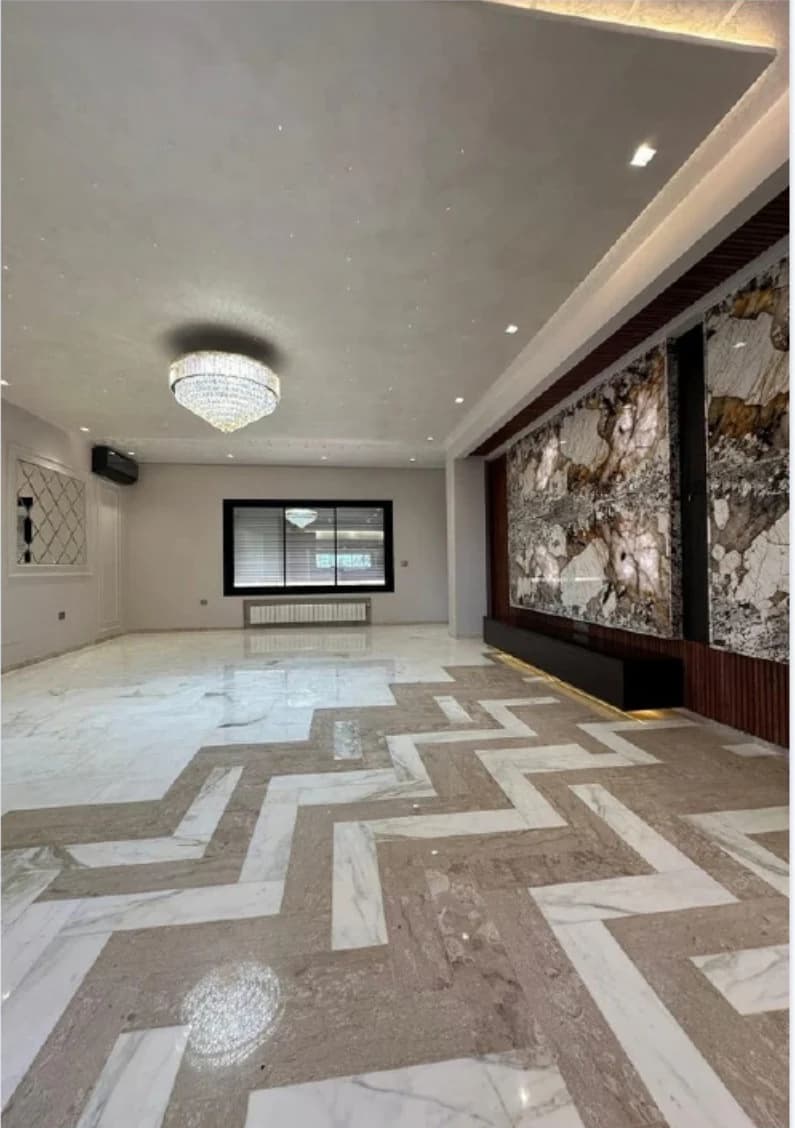 Pièce aménagée avec sol géométrique et mur décoratif