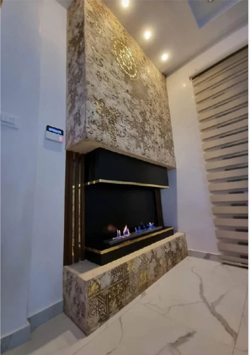 Cheminée intérieure avec revêtement décoratif