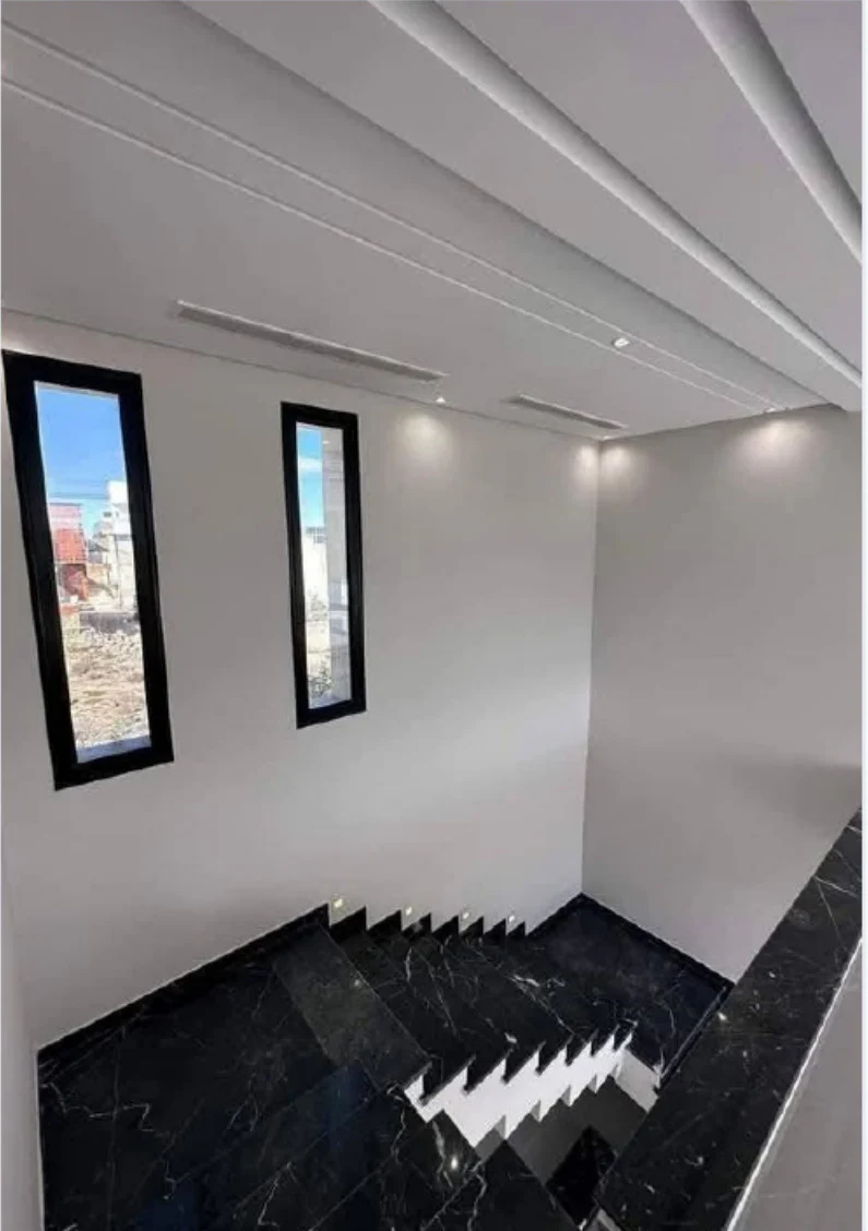 Escalier intérieur achevé avec marches sombres