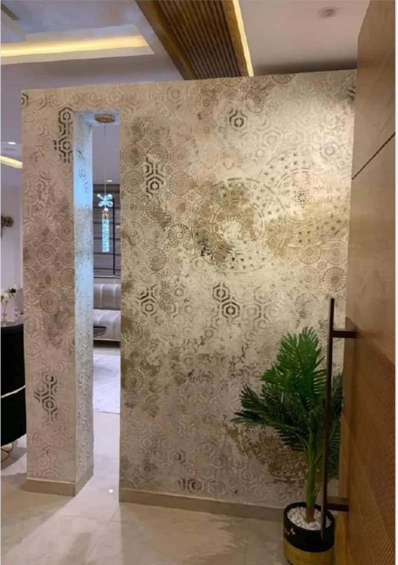 Cloison intérieure avec revêtement mural décoratif