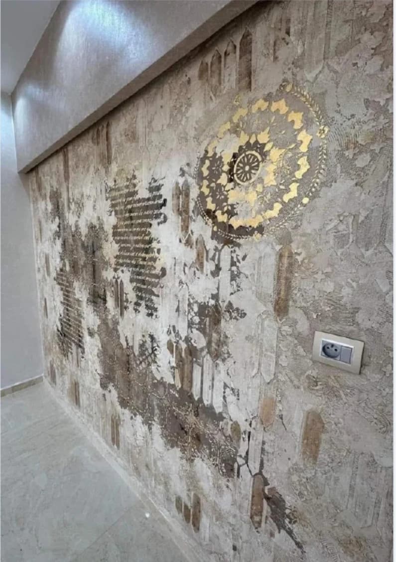 Revêtement mural décoratif avec motifs dorés