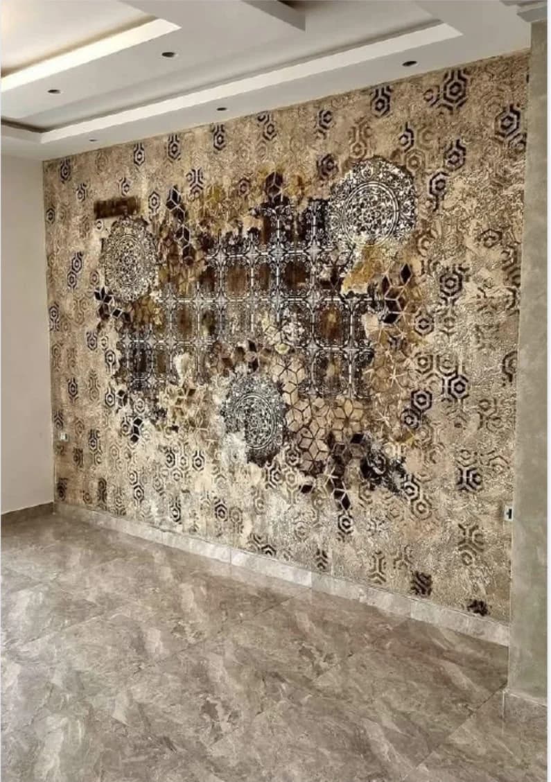 Grand mur intérieur avec finition décorative texturée