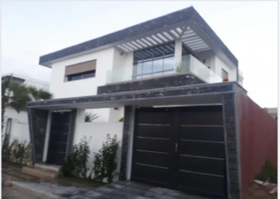 Façade achevée d’une villa moderne à Founty